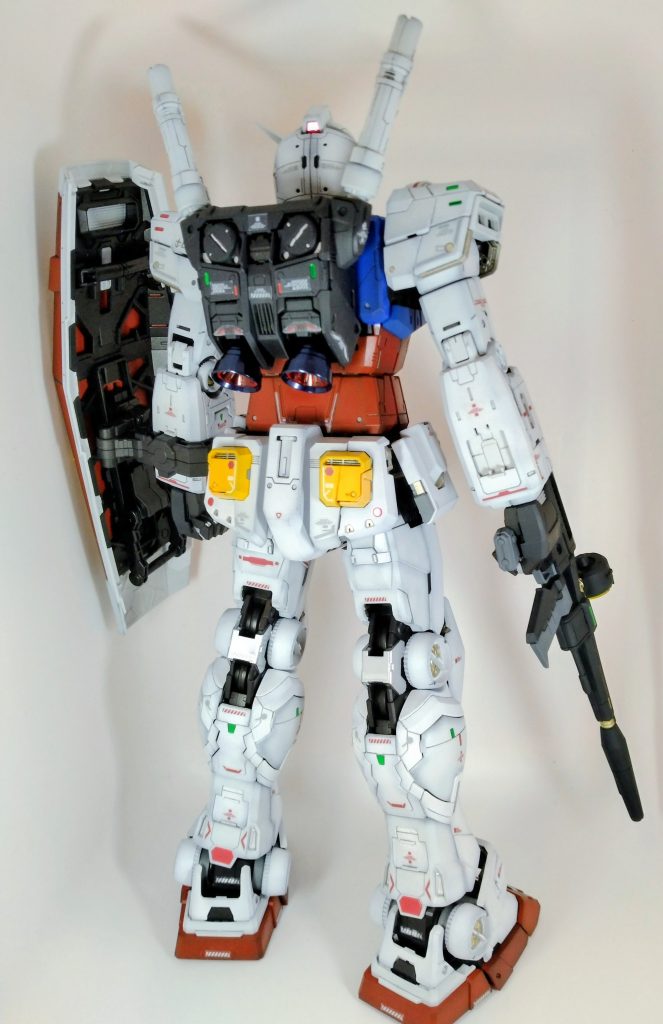 バックショット。情報量の密度が凄い…今後の製作の参考にします。