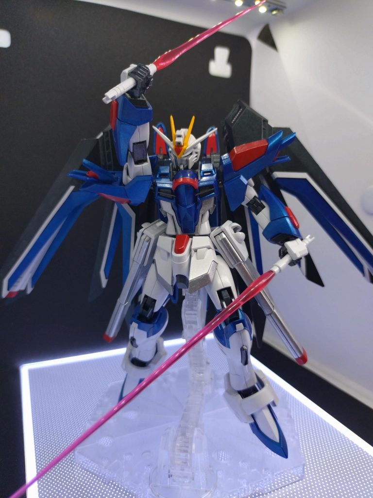 肩はストフリを見習い赤で塗装しました😃