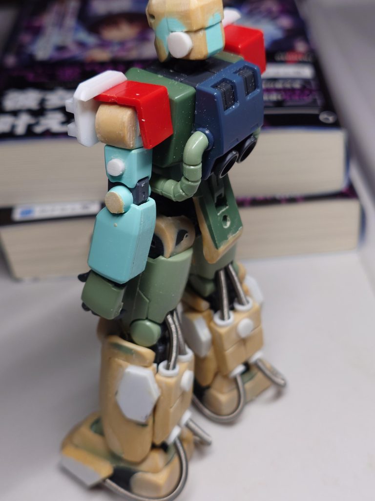 途中経過2。足裏にパイプ追加した。ただこれのせいで膝曲がらなくなったので、正直失敗だった。次回の宿題