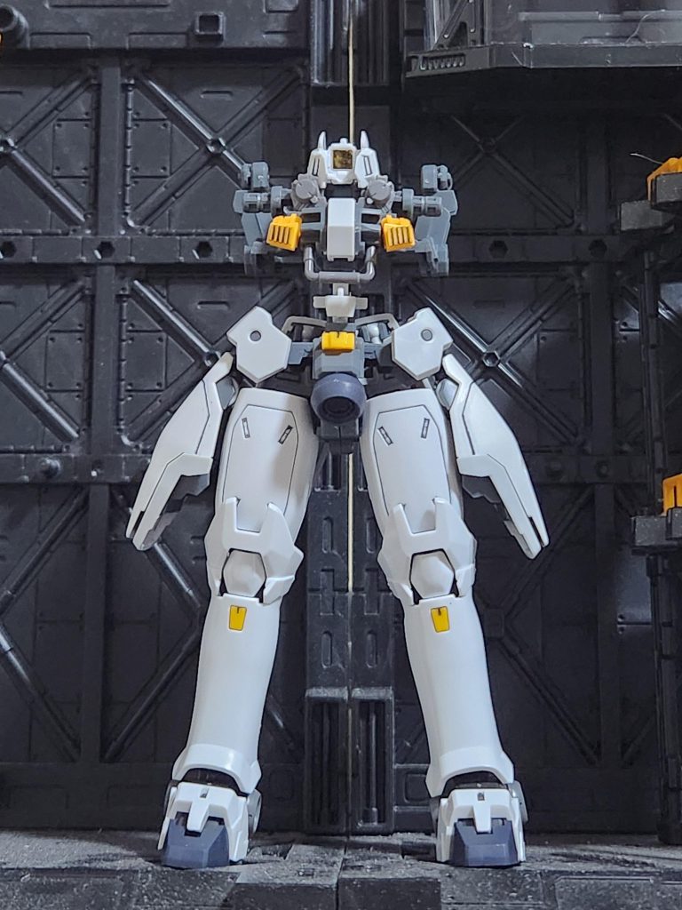 製作中。建造中って感じで良いですな。RGならではの遊びだと思います。