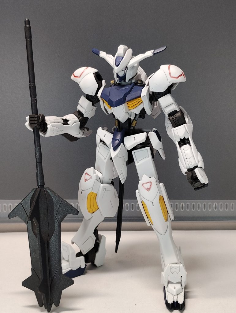 肩パーツの一部ルプスの腕に干渉するのでカット、腰部前パーツもカットしました。全身ほぼバルバトスの身体です、なのでバエルがバルバトスの装甲を纏った姿と言う設定