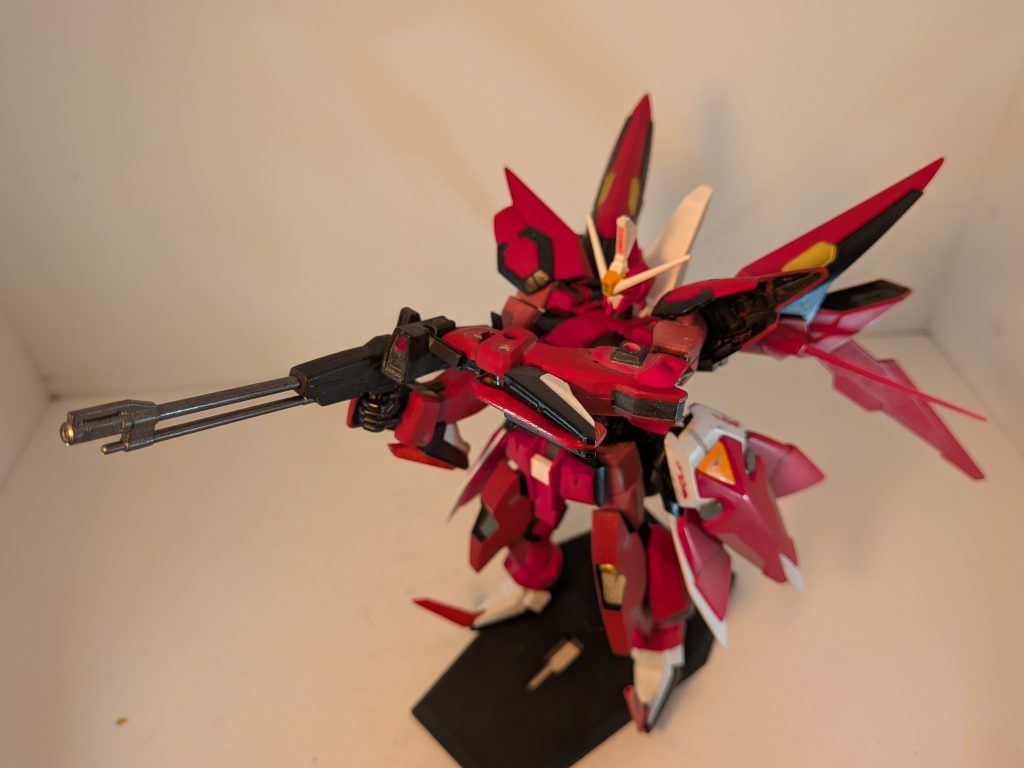 MS状態腕にルブリス・ソーンを使い、肘関節を2軸にしました。ただしちょっと長過ぎるので、長さを少し詰めました。60mm高エネルギービームライフルも両手で構えられるようにデミバーディングのライフルのセンサー部を使用しています。