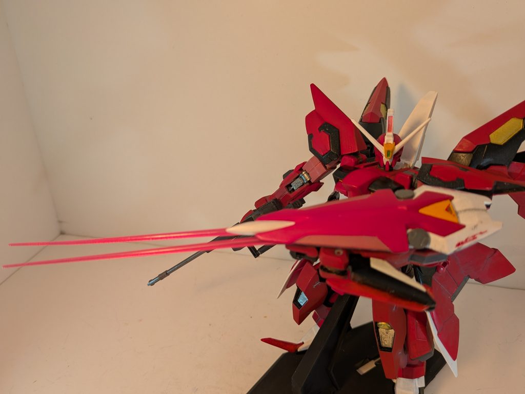 シールドの裏打ちにもルブリス・ソーンを使用し、ビームサーベルを外さず使えるようにしてます。