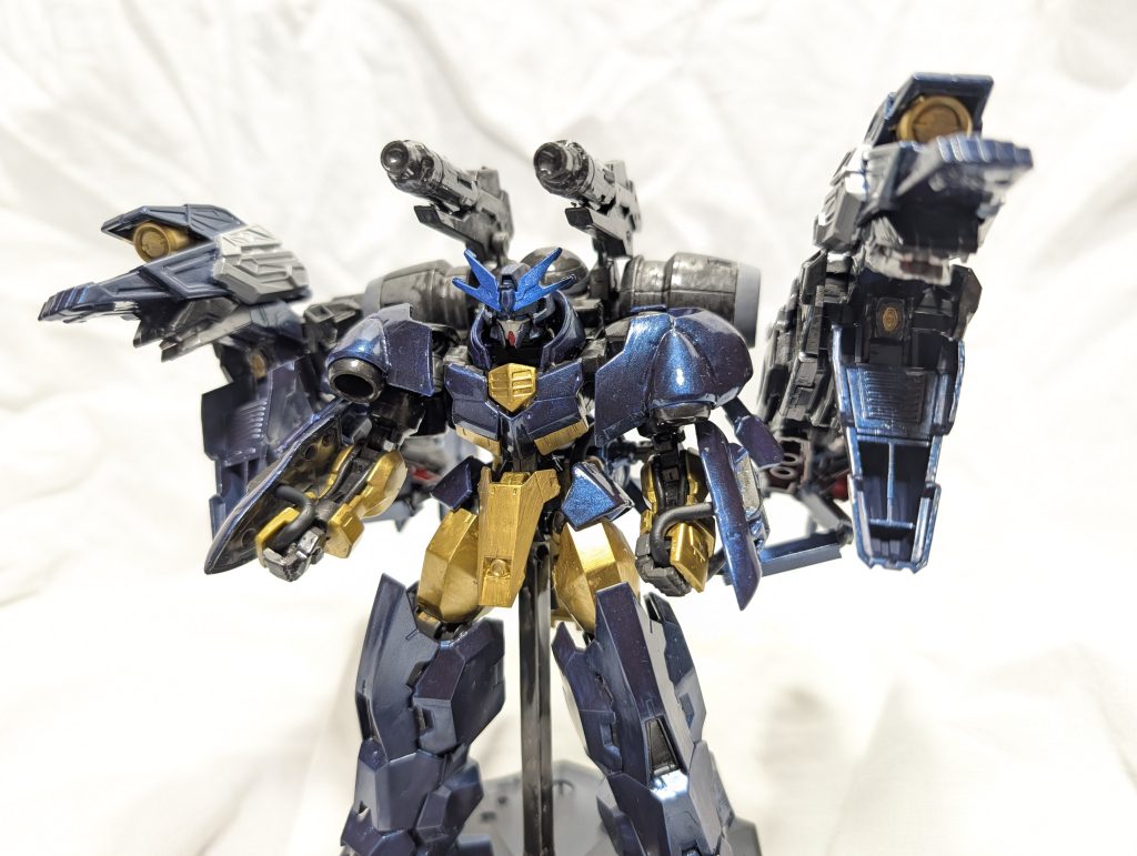 元々モビルアーマーの武装のため、ガンダムフレームでは、珍しくビーム兵器が内蔵されており、本来ナノラミネートアーマーには、効果が無いが装甲を圧壊させつつビームを照射して、破損または、亀裂した部分からビームで内部構造を破壊させる使い方をします。