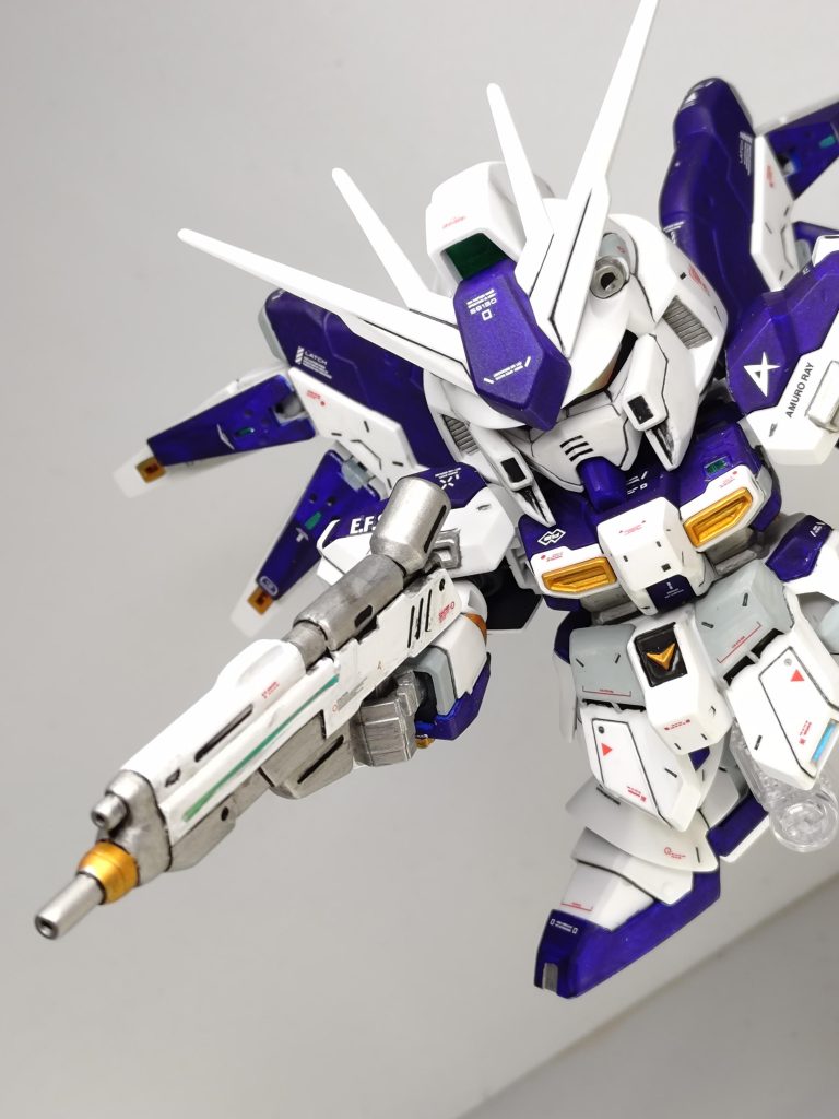 ビームライフル銃口をドリルで開口。ホワイトとシルバーで設定通りに塗り分け、バレルの一部をゴールドに変更。グリーンのラビテープを差し色にしました。