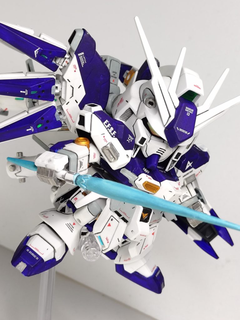 ビームサーベルビーム刃はガンダムマーカーのトランザムホロブルー…のはずなんですが、マットにしちゃったのでフツーに水色に見えますね。