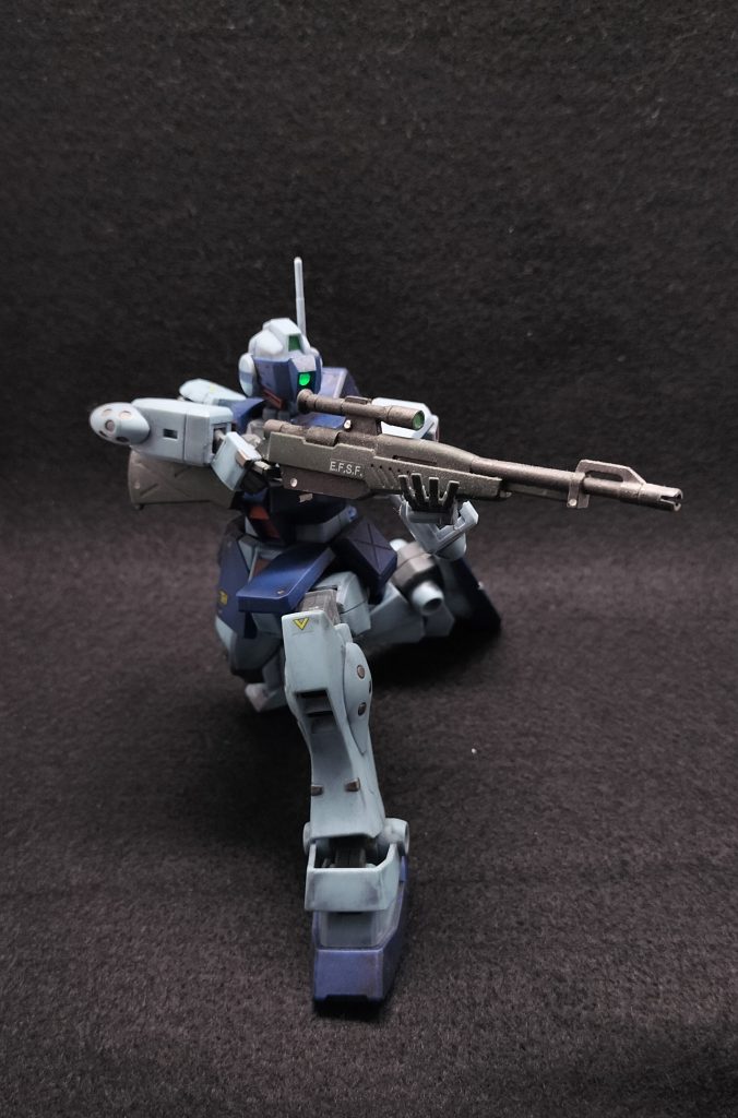 ジム・スナイパーⅡは劇中に登場しますが、あんまり活躍してませんね。でも、カッコよくて好きです。ライフルは黒鉄色で全体を塗り、黒鉄とレッド、キャラクターイエローを調色して暗いグリーンでストック等を色づけ。その他、焼鉄色で肘、ふくらはぎ等の〇を塗っています。バイザーのクリアパーツは、上部からの照明を上手に取り込んでくれるので、発光している様に見えます。ここが1番のお気に入りポイントです。