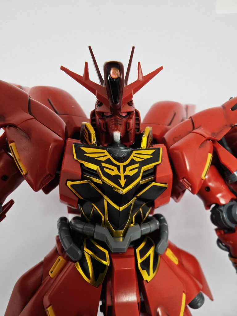 頭部はジオンガンダムを使いました。以前パーツ単体で買ったことがあったのでシナンジュにつけてみたかったんです。ただそのままだと首軸が短い為付かなかったのでプラ板で2ミリほど延長しました。口元のパーツが紛失してしまった為プラ板で製作しそれっぽい形に削り出しました。頭部のモノアイはアイズパーツです。