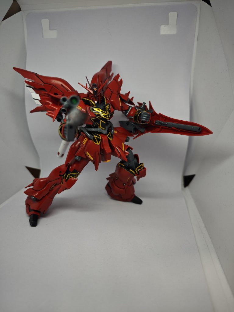 ビームライフルポージングですがピントがうまく合わないためライフルがぼけてます。ライフルにピントを合わせると本体がぼやけるため難しいですね。