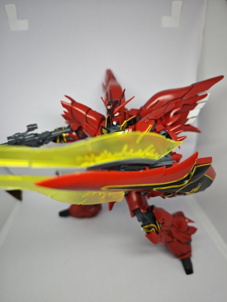 接近戦でのビームアックスポーズ。劇中だとあまり使われないギミックでしたけど私は好きです。恰好良いですよね。