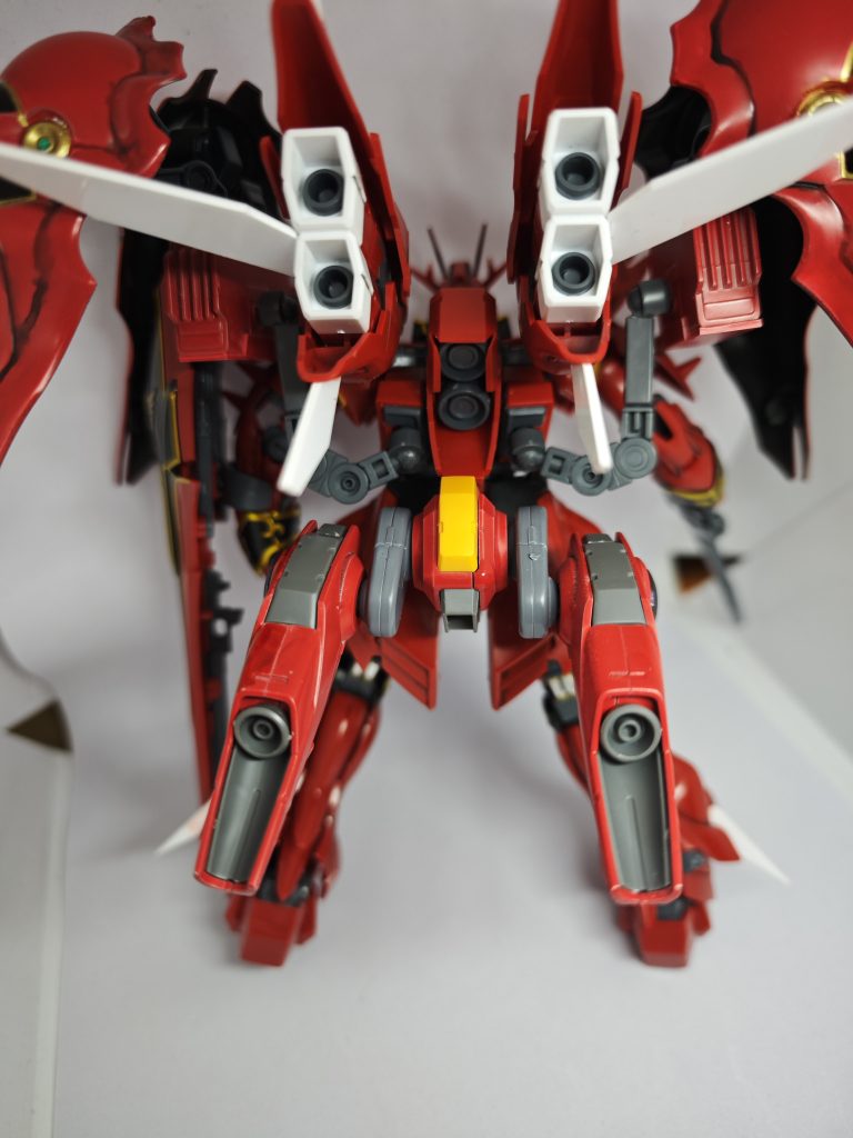 背後です。ファンネルラックは元々プロペラントタンクがつけられていたパーツのポリキャップを変更してそこにボールデンアームズのパーツで作ったジョイントパーツを装着して取り付けています。それに伴う上半身のボリューム増加は腰につけた水星のフライトユニットでバランスをとっています。