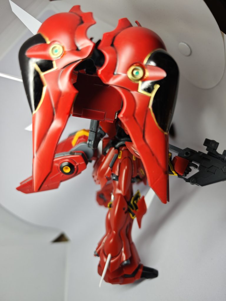 横からだとこんな感じですね。シナンジュに合わせて袖付きっぽくしました。使っているクシャトリアのパーツはSDのものを使っています。