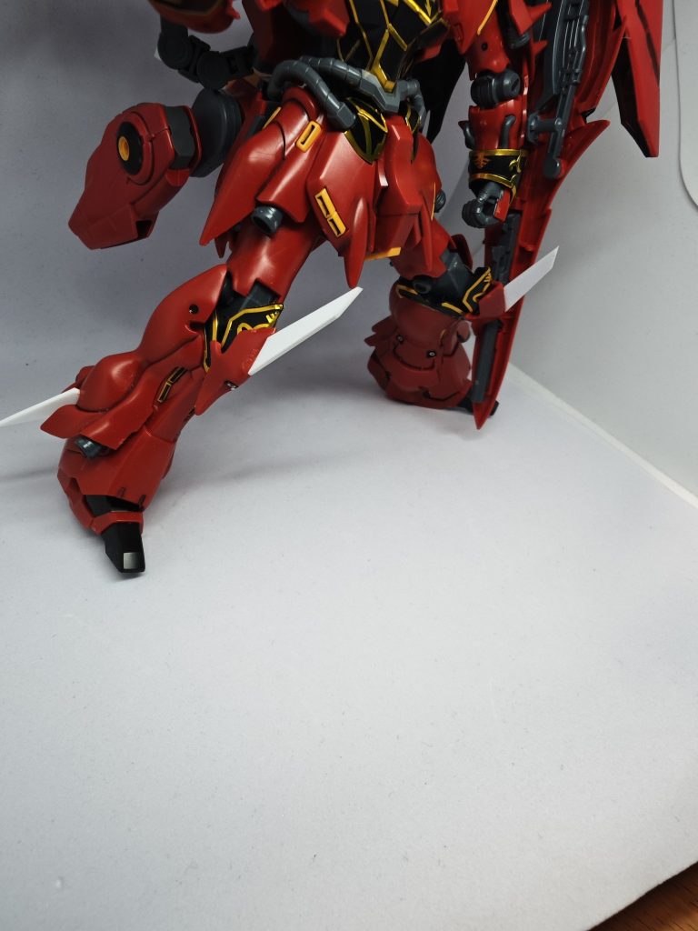 膝にプラ板で製作したブレードを装備し脚のバーニアに補助翼をつけました。