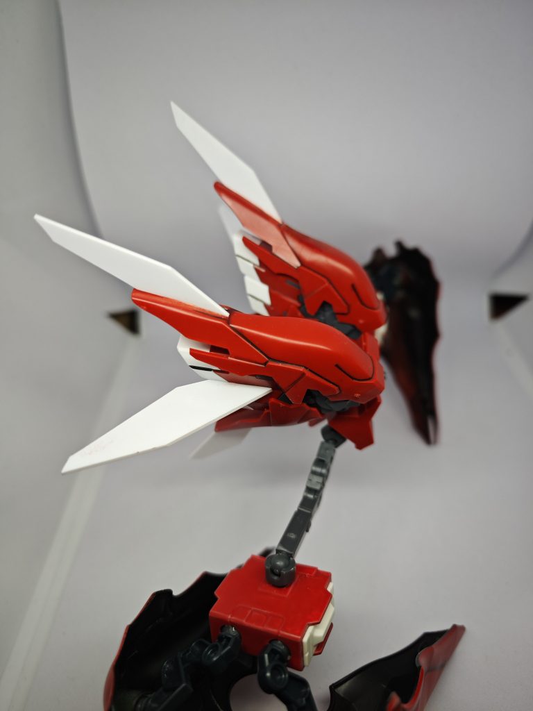 横からです。プラ板でウィング追加しています。おかげで更に巨大感が増しました。大気圏内でも飛行できそうです。