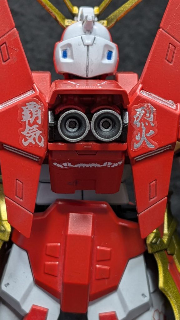 セリアで購入した漢字シールをバックパックに貼っています。「覇気」と「烈火」。ブレイジングガンダムのイメージに合っていそうな文字を選んでいます。