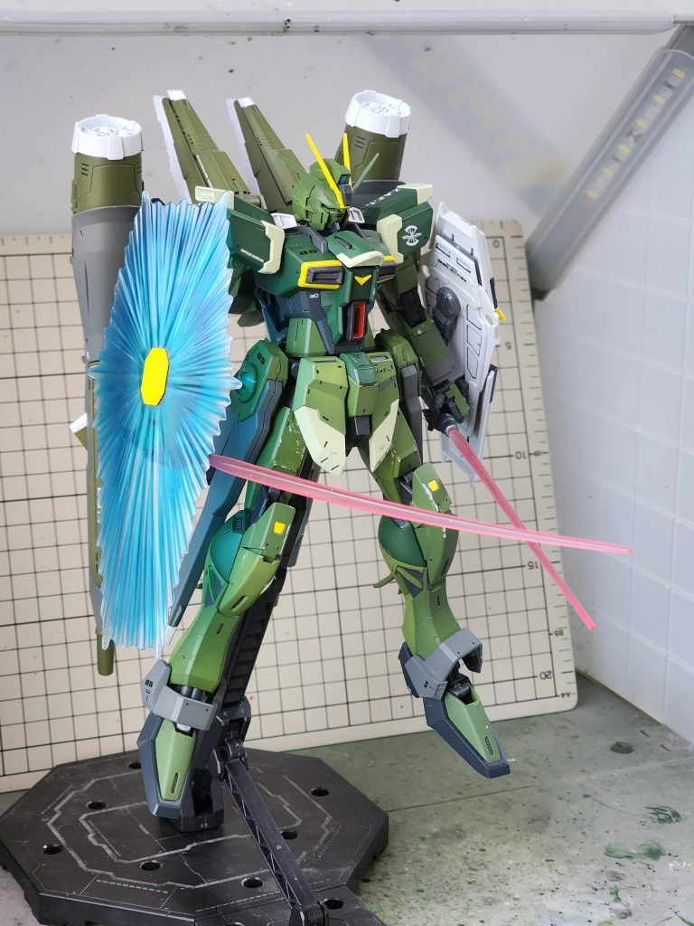 右腕はビームシールドを付けられます。