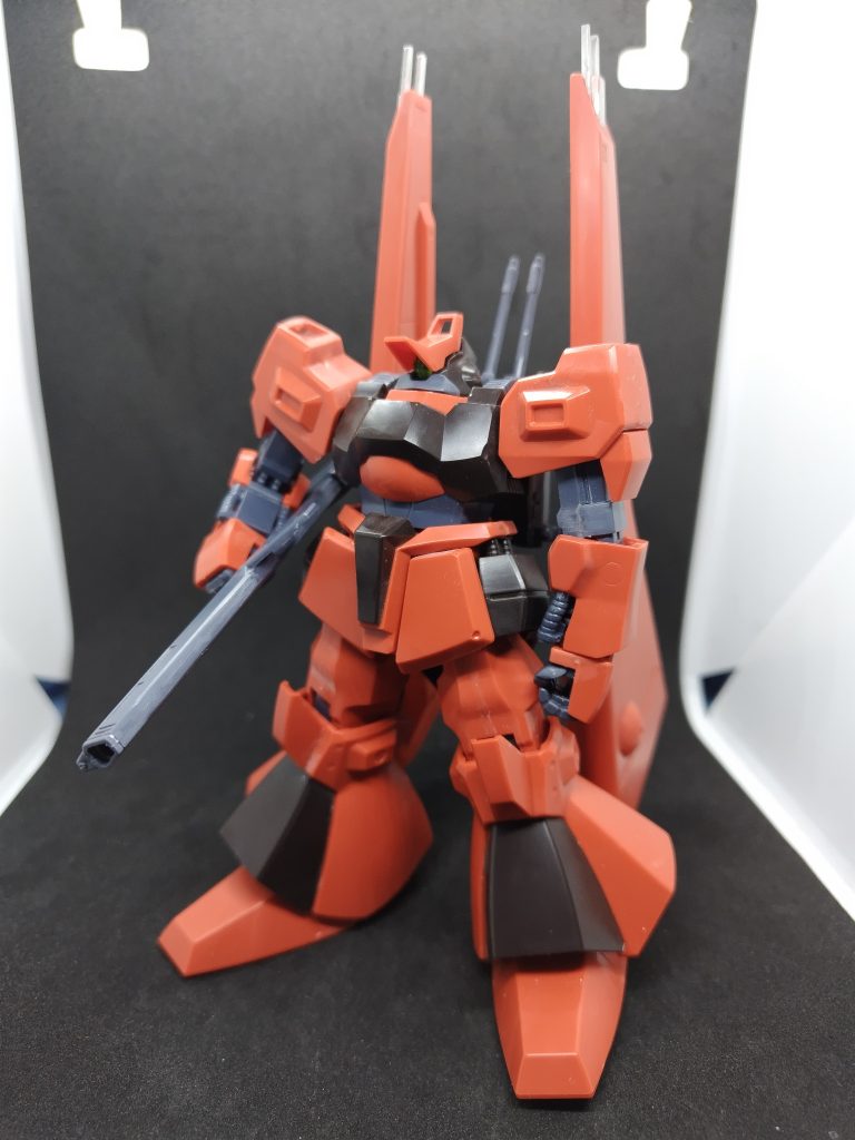 組み立て直後(zaku-kao4)太腿の合わせ目がクッキリ(zaku-kao4)