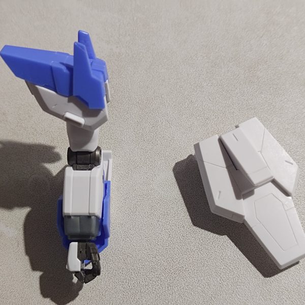 落ち着いたので久しぶりに再開しました。仕事の内容が少し変わりその習熟に追われてまい。EGのνガンダム塗装途中で放置してます(gundam-kao9)ぼちぼちならしも含め、手を動かそうかと表面処理と筋彫りをちまちま進めてます。手の動きが確認できたら塗装に戻ります。（2枚目）