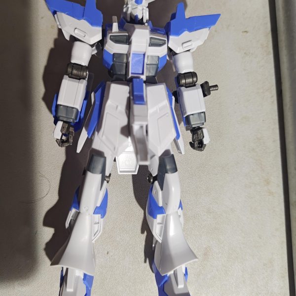 最近は一気に寒くなって塗装するのーとやや尻込みしてます。だいぶ指は動く感じです。目のピントがずれるとピントが合うまで時間が遅くなった感じがしており。自分も来る時が来たのかなーと思って作業してます(gundam-kao5)少し早いですが皆様方、良いお年を。右半身（胴体除く）表面処理済み。左半身、未処理（3枚目）