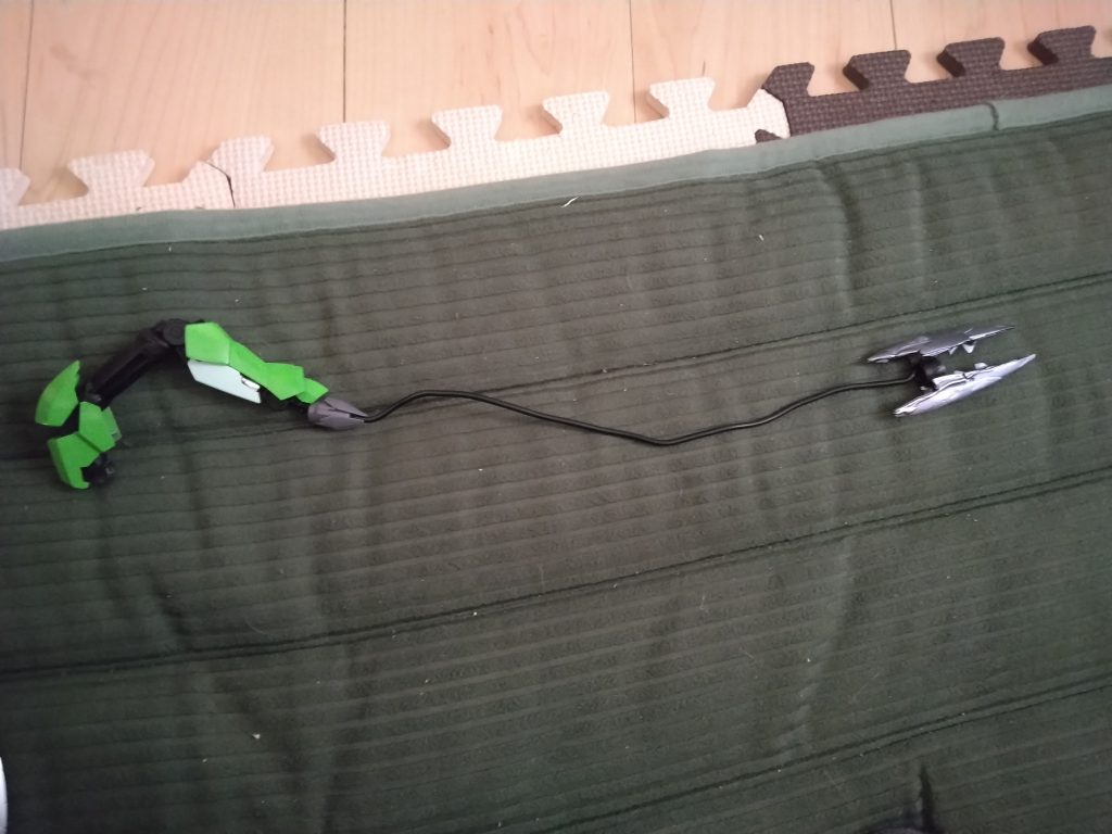 一応ワイヤーアクションできるように作ったんですが本体のサイズのせいで傾いて倒れるのでできませんね…アーム単体ならウルズハントの戦闘シーンみたいなこともできます！