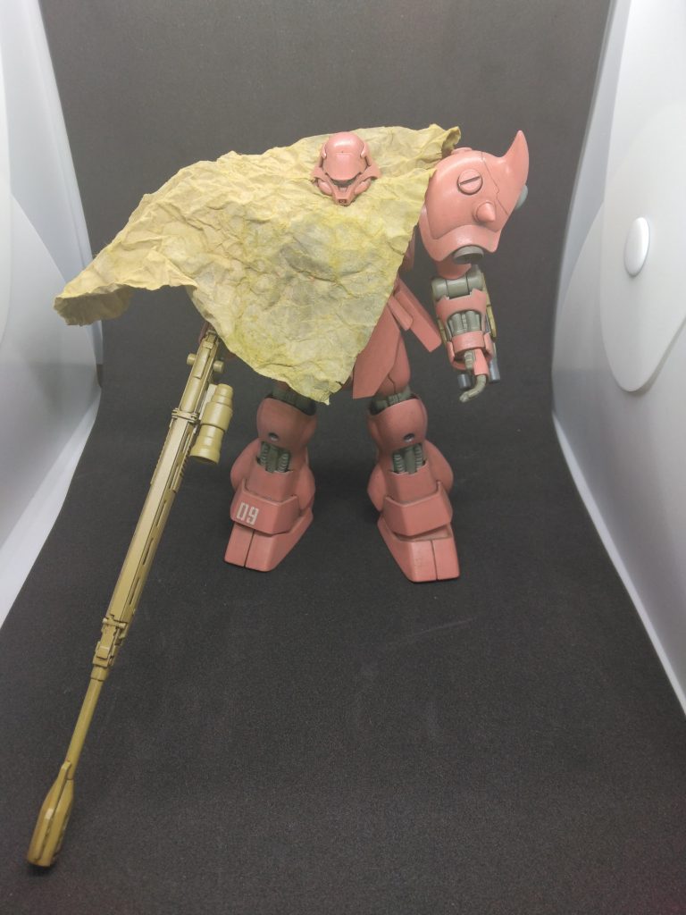 ASR-78対艦ライフルを携行するこの機体は、｢ホスタイル・コントロール（HC）｣社の行動部隊｢ドロセル｣チームの四番機である。マントはtamamaさんの記事を参考に、通販の梱包材の紙をミドルストーン（カーキだったかも😅）で塗装し、ウェザリングカラーのサンディウォッシュでウェザリングしました。&nbsp;&nbsp;