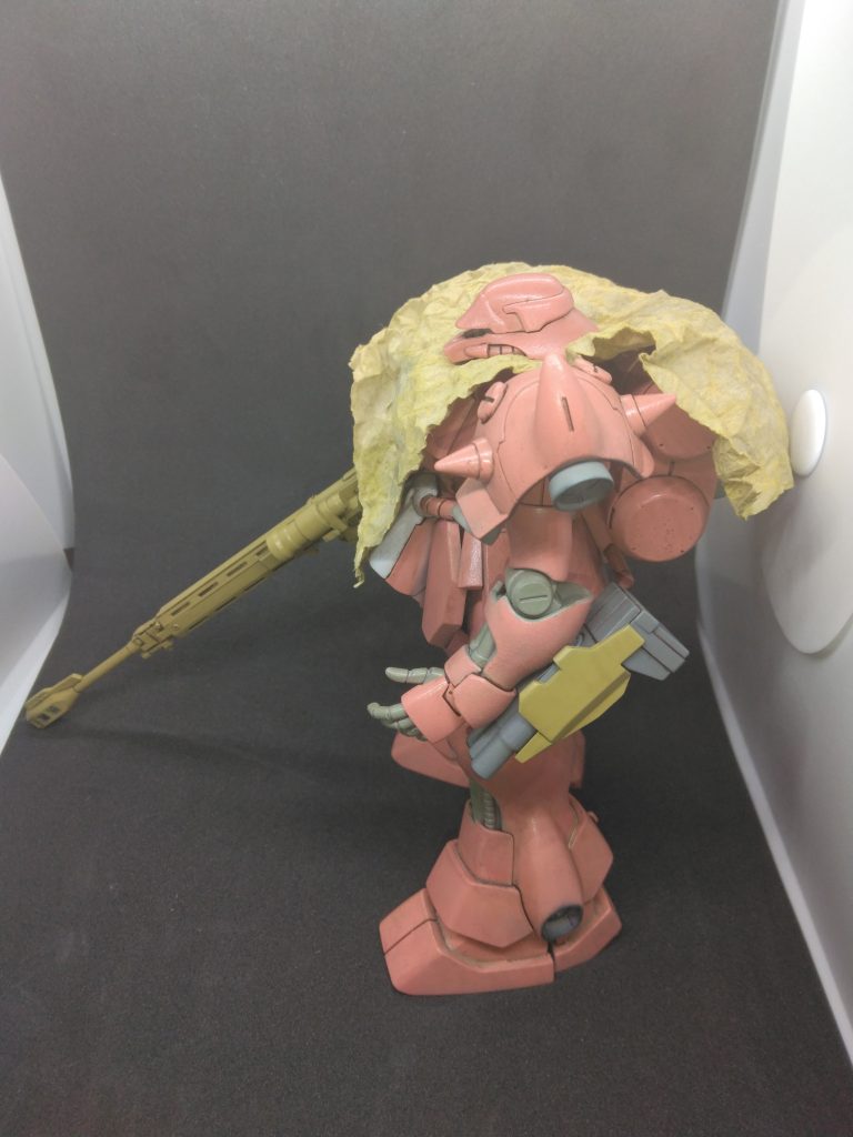 左側接近戦用に三連装ミサイルランチャーを装備