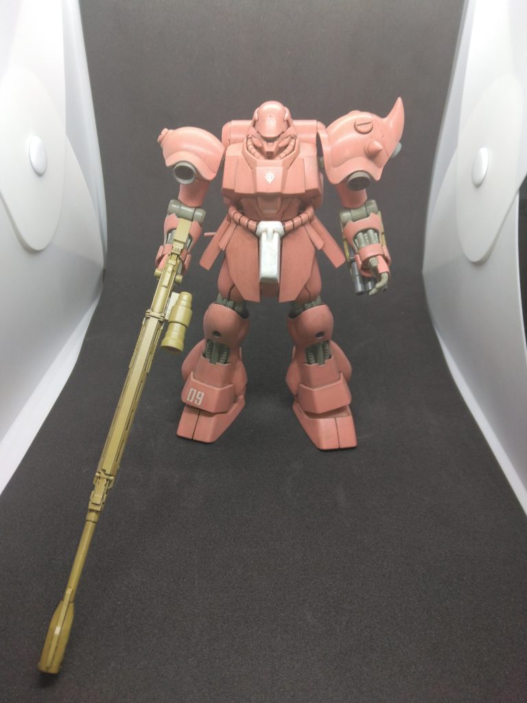 マント無し前面カラーレシピ（C）はクレオスです。外装ピンクMSレッド（C）→ピンク（C）→MSシャアピンク（C）を缶スプレーで塗装後、MSシャアピンク（C）をスポンジ塗装股間部分:ホワイト（C:水性）掌、関節部:RLM02グレー（C:水性）バーニア類:軍艦色（1）（C:水性）対艦ライフル、三連装ミサイルランチャー装甲:ダークイエロー（C:水性）三連装ミサイルランチャー:ニュートラルグレー（C:水性）&nbsp;&nbsp;