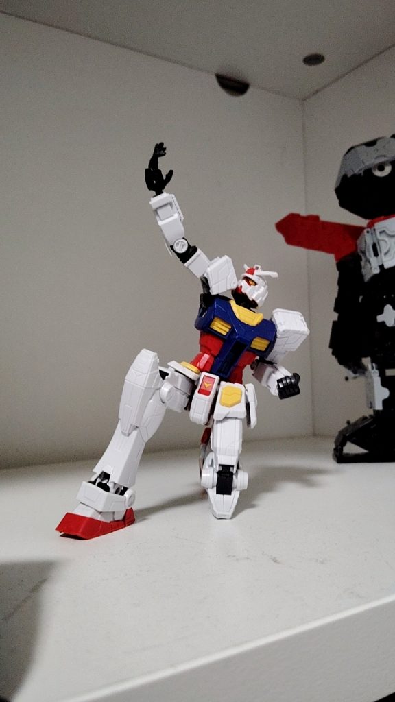 万博ガンダム(の中の人)。万博ガンダムを持ってたらこのポーズがしたくなっちゃいます笑何か関係ないもの映ってますが気にしないでネ!!!