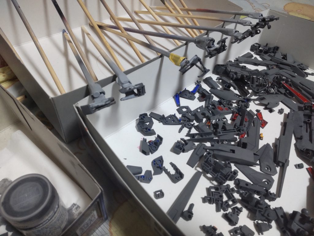 まず最初に全てのパーツをベースグレーで塗ってしまいます。