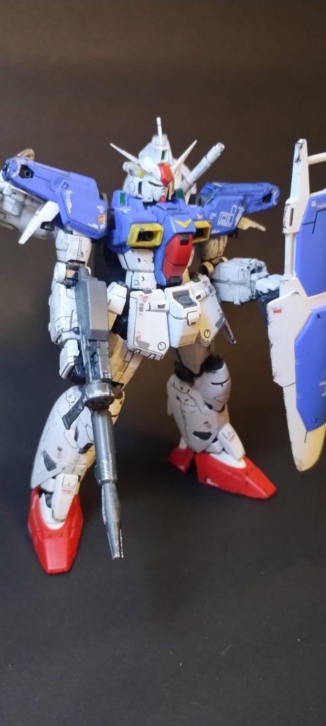 正面です。2号機的な盾の持ち方です。