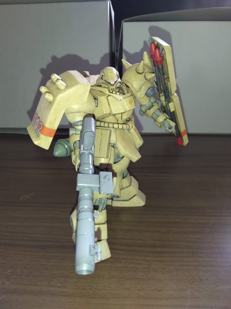 三番機「ドロセル3」　男　二十代半ば元ジオン共和国軍所属父は「シーマ艦隊」の一員であったが、「デラーズ戦役」にて死亡している。成長後は共和国軍に入隊しMSパイロットとなるが、「第1次ネオ・ジオン抗争」時に所属部隊がネオ・ジオン側に加担したため、連邦軍及びエゥーゴと交戦することとなる。部隊は全滅するも生き残るが、この１件で共和国軍を不名誉除隊となりHC社に入社する。