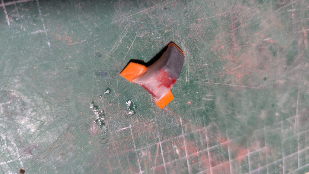 エポキシパテ・瞬間接着パテ・ポリエステルパテ等、高価な物は非常時以外使いません(^_^;A写真のような延長・増大する場合はランナータグやジャンクパーツをある程度模って、隙間に瞬着と重曹で固めた後に削ります。裏打ち・肉抜き穴でも瞬着・重曹大活躍\(^o^)/※只今、制作中のMGサイコザクの胸パーツ