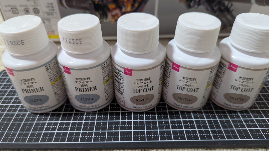 ダイソーのプライマーとつや消しトップコート…　いずれも水性です(^_^ゞハンディタイプのエアブラシ持ってますが怖くて使わず押し入れの肥やしに(^_^;A
