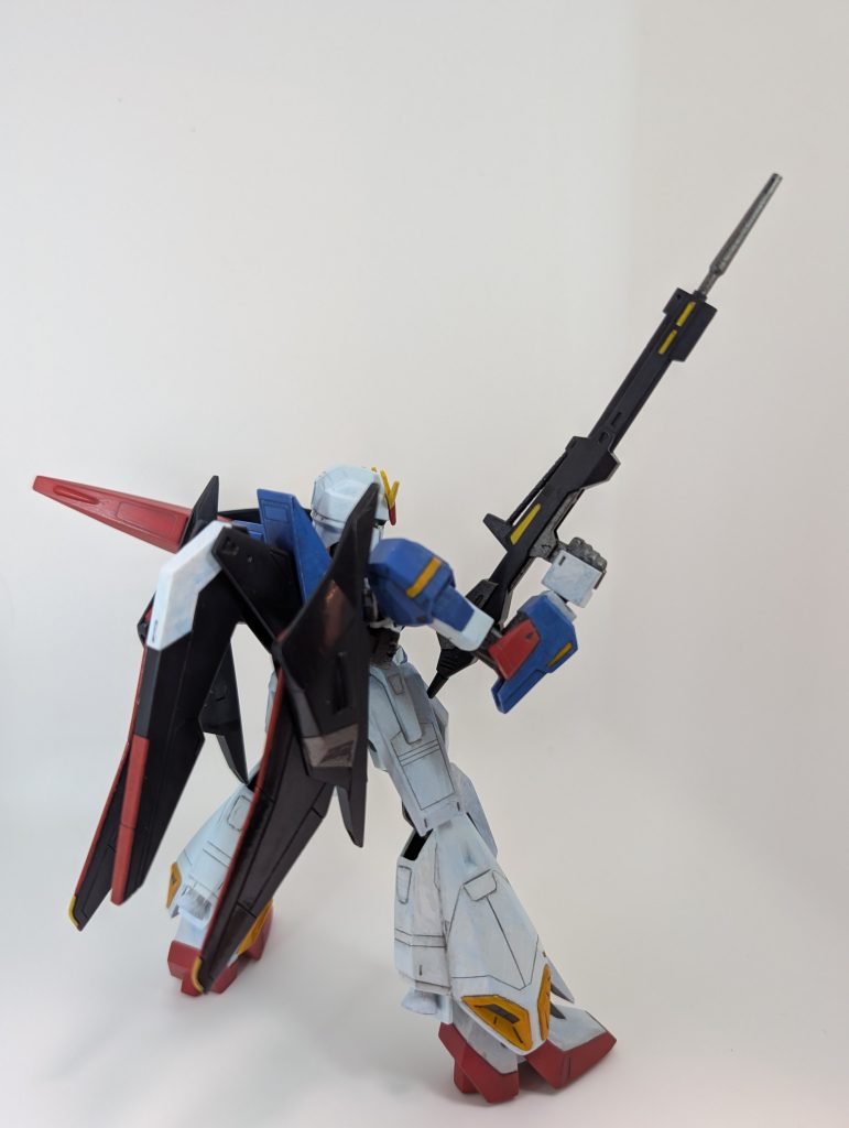 塗装はアクリジョン筆塗り。今回は下地塗りせず直塗り。そのせいか結果的に大苦戦(gundam-kao5)基本的にプラの成形色に寄せて調色しましたが白箇所と関節部はチョイ変更。筆ムラは相変わらずですが、それはそれで良し。とにかく「白」が難しかったです。