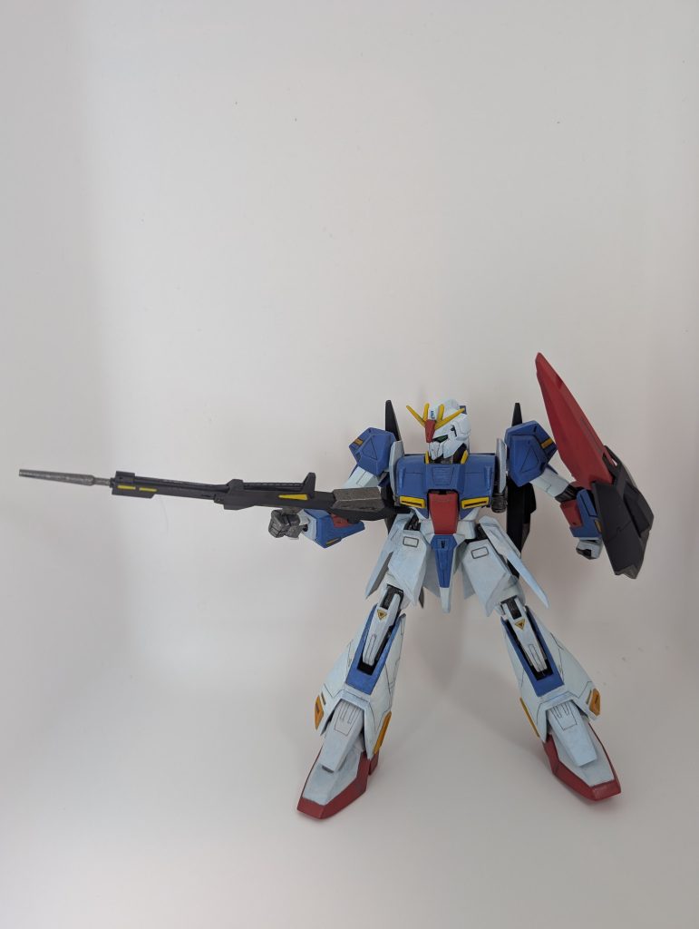 ほんの少しだけいじりました。頭部は前後スイングが出来ないので、ポールジョイント設置。フロントスカートが大腿部に直付けのデザインのため、開脚すると股の隙間が目立つのでスカートの横幅をプラバンで2mm延長。立たせると後方に倒れやすいので、足に重りを設置。