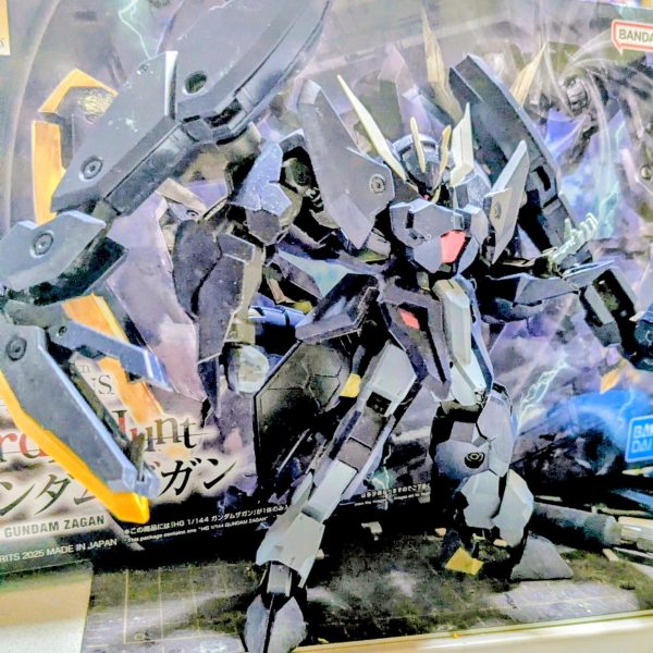 HG 1/144 ガンダムザガン 制作中2025年 12月6日(土)発売開始日。お店の開店1時間前に、3番目で並んで抽選券を貰う。入荷数各20個以上。結果、外れて買えなかった。シャア専用ザクも抽選に外れて買えなかった。個人的に余り欲しくなかった白いガンダムだけ抽選に当たった。2025年 12月9日(火)お店のガンプラ再販の販売日、午後16時頃お店に着く。ザガンが2個、白いガンダム1個、シャア専用ザク1個、HG リヴァイブシャア専用ザク 26個、HG Hi-ニューガンダム 25個、MG 百式2.0 、オリジン 量産型ザク 8個、RG ダブルオーライザー 5個、その他多数が入荷してあった。再販品目当てに、来た人13人。抽選の結果ザガンを購入することが出来た。めちゃくちゃ嬉しかった。帰宅後、 ゲート跡やヒケ処理をヤスリで消しながら仮組みするのに3日かかった。個体差なのか?足首が、フニャフニャで自立が出来ない。取り敢えず太ももをフレームで(バルバトスやルプスやルプスレクスや第6形態と同じ様に、プラ板を使ったり、切ったり、足したりせず、)3ミリ延長した。(12月12日までは。12月13日(土)更に3ミリ延長した。)E1⑧、E2⑧、E1⑫、E2⑫のパーツは、一切延長していない。延長はしないが、幅増しはする予定。現在。自分好みのスタイルに、スタイルを改修中。リアアーマーの可動域を広げる改修も行っています。取り敢えずここまで、可動域UPしました。(4枚目)