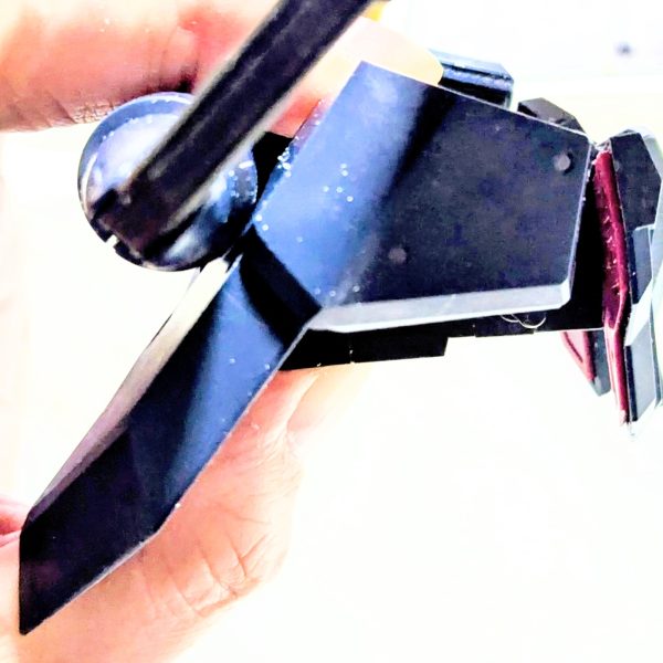 HG 1/144 ガンダムザガン 制作中2025年 12月6日(土)発売開始日。お店の開店1時間前に、3番目で並んで抽選券を貰う。入荷数各20個以上。結果、外れて買えなかった。シャア専用ザクも抽選に外れて買えなかった。個人的に余り欲しくなかった白いガンダムだけ抽選に当たった。2025年 12月9日(火)お店のガンプラ再販の販売日、午後16時頃お店に着く。ザガンが2個、白いガンダム1個、シャア専用ザク1個、HG リヴァイブシャア専用ザク 26個、HG Hi-ニューガンダム 25個、MG 百式2.0 、オリジン 量産型ザク 8個、RG ダブルオーライザー 5個、その他多数が入荷してあった。再販品目当てに、来た人13人。抽選の結果ザガンを購入することが出来た。めちゃくちゃ嬉しかった。帰宅後、 ゲート跡やヒケ処理をヤスリで消しながら仮組みするのに3日かかった。個体差なのか?足首が、フニャフニャで自立が出来ない。取り敢えず太ももをフレームで(バルバトスやルプスやルプスレクスや第6形態と同じ様に、プラ板を使ったり、切ったり、足したりせず、)3ミリ延長した。(12月12日までは。12月13日(土)更に3ミリ延長した。)E1⑧、E2⑧、E1⑫、E2⑫のパーツは、一切延長していない。延長はしないが、幅増しはする予定。現在。自分好みのスタイルに、スタイルを改修中。リアアーマーの可動域を広げる改修も行っています。取り敢えずここまで、可動域UPしました。(5枚目)