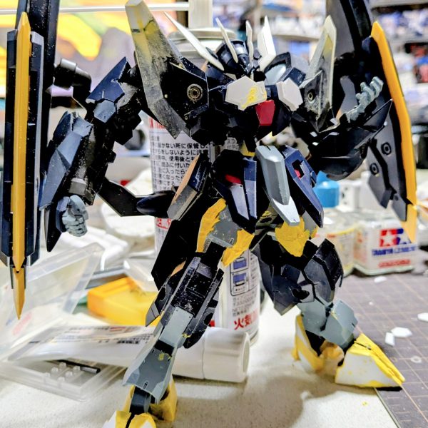 2025年 12月14日(日)までの改修作業の進捗はこんな感じ。延長したら後にあるガイアノーツ M--08クイックハードスプレーの大きさを見ればわかると思うけどかなり大きくなってラスボス感が出たと思う。?多分。元のザガンから約1.7センチ背が高くなっている。(お腹?背骨?最初4ミリ延長したが、余り変わらなかったので7ミリ延長した。1センチでも良かったかも?と今思う)15日(月)は、胸の当りと太もも、膝、肩の前面のアーマーをいじくりこんにゃくしていた。今日。仕事から帰宅したら肩、太もも、ふくろはぎ、足首、フロントアーマーをいじくりこんにゃくする予定。(2枚目)