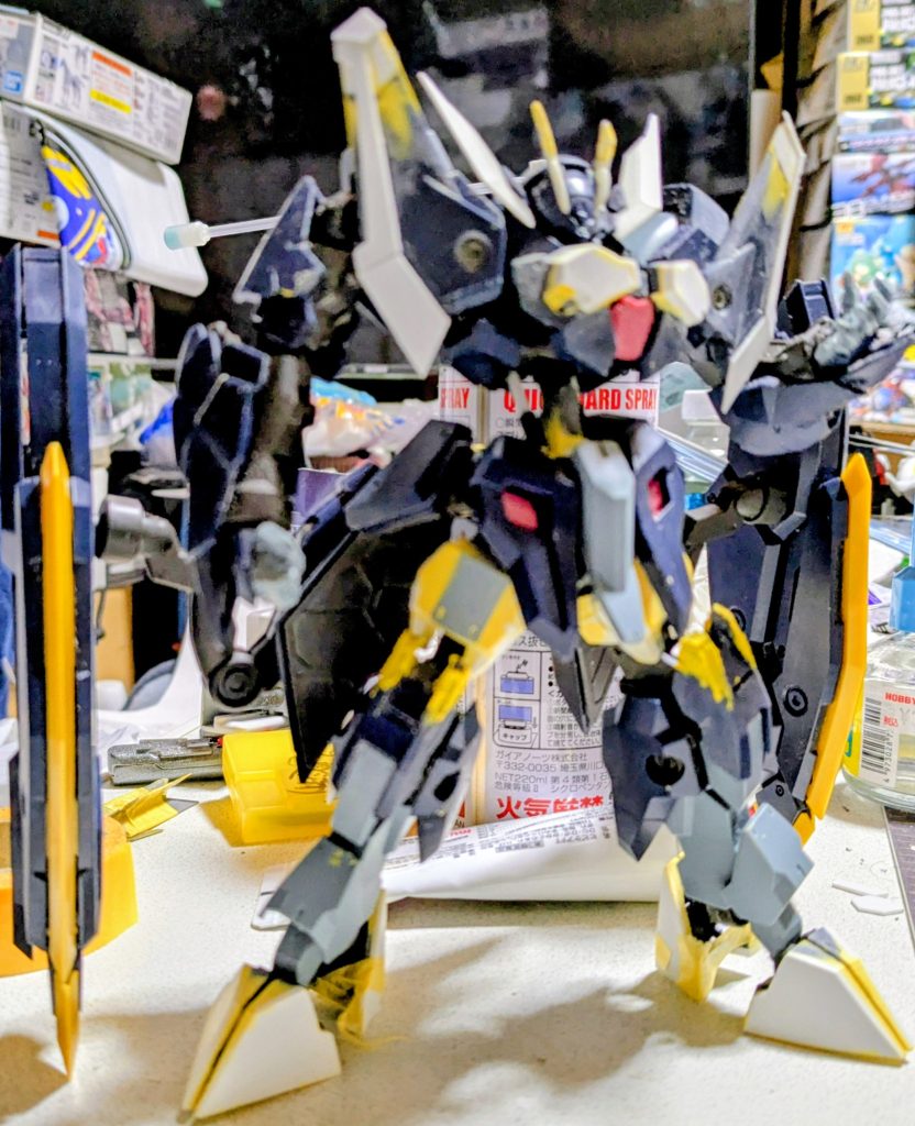 ここからふくろはぎをボリュームUP。フロントアーマーを延長、幅増し。シールドプレイヤーユニットを鋭利にした。&nbsp;