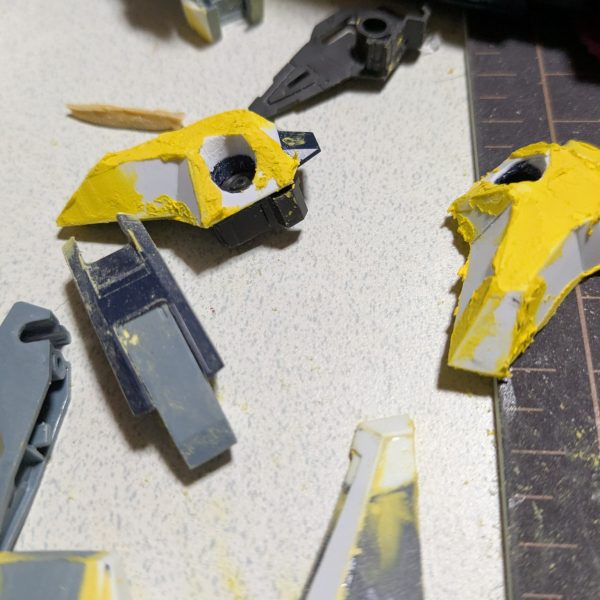 2025年12月16日(火) 出勤前までの進捗は、こんな感じ。&nbsp;ガンプラ再販購入後、帰宅してふくろはぎを3ミリ幅増しをして、いじくりこんにゃくする。2025年12月17日(水)〜18日（木）もふくろはぎと足首を更に、2ミリ上げ底(合計4ミリ)にして、いじくりこんにゃくする。&nbsp;（3枚目）