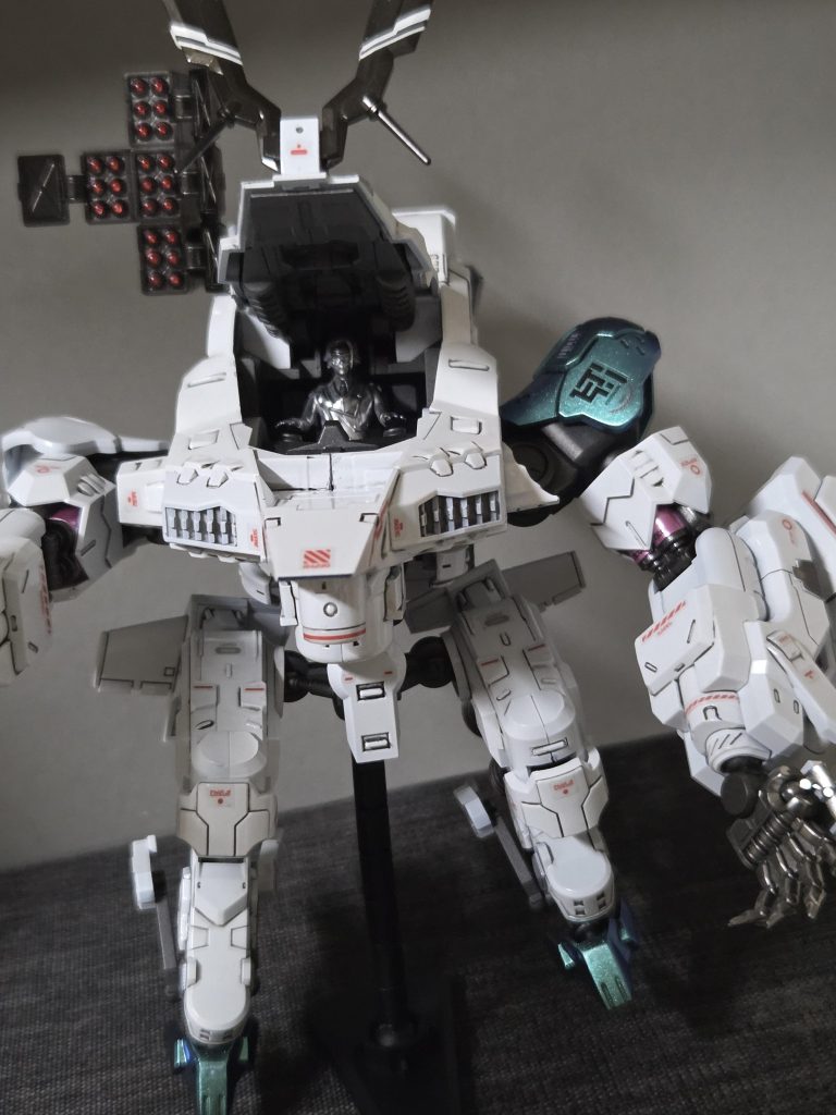 中にはシャアっぽいやつが乗ってます。