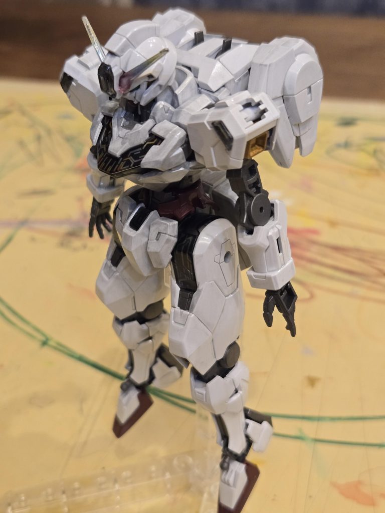 フレームはガンメタ、赤い部分は艦底色のようなくすんだ紅、白の外装パーツはクリアホワイトとガンダムマーカーの月光蝶シルバーを混ぜたもので筆塗しました。月光蝶シルバーの粒子がモールドに流れて意図せずいい感じに(笑)