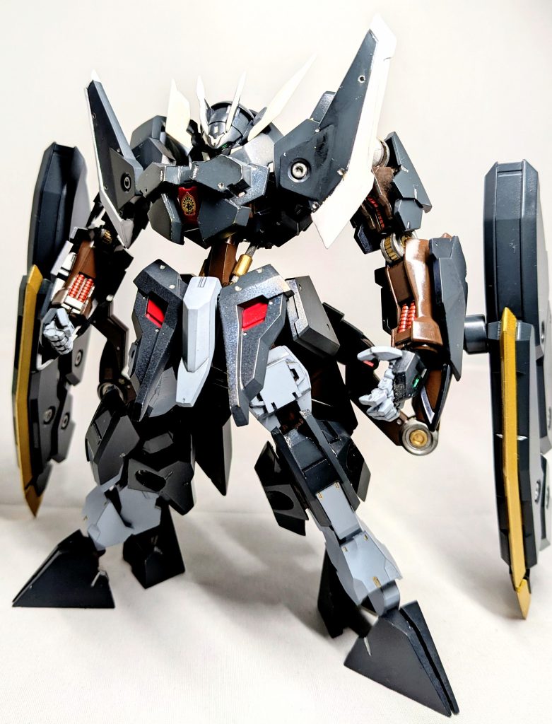 首で、1ミリ。角？触角？を約3ミリ。肩の前面アーマーを約5ミリ。お腹？で、7ミリ。フロントアーマー先端を約4ミリ延長。2ミリ幅増し。太ももで、約6ミリ。膝で、約3ミリ延長。つま先を約4ミリ延長。かかとを約3ミリ延長＆プラ板で、ひと回り大きくした。つま先＆かかとを4ミリ上げ底にした。元のガンダムザガンより高さが、約2.6センチUPしました。太ももを左右合わせて、約6ミリ幅増し。ふくろはぎを左右合わせて約8ミリ幅増し。つま先は、1ミリプラ板で、ひと回り大きく先端を約4ミリ延長。