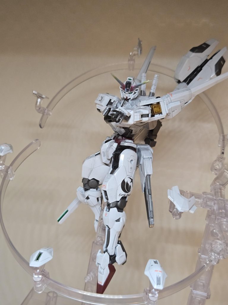 クリアパーツはそれぞれのクリアカラーを塗ってテカテカに。コトブキヤのディスプレイパーツでエスカッシャン展開を再現。ジョイントの関係で全部は展開できない(笑)