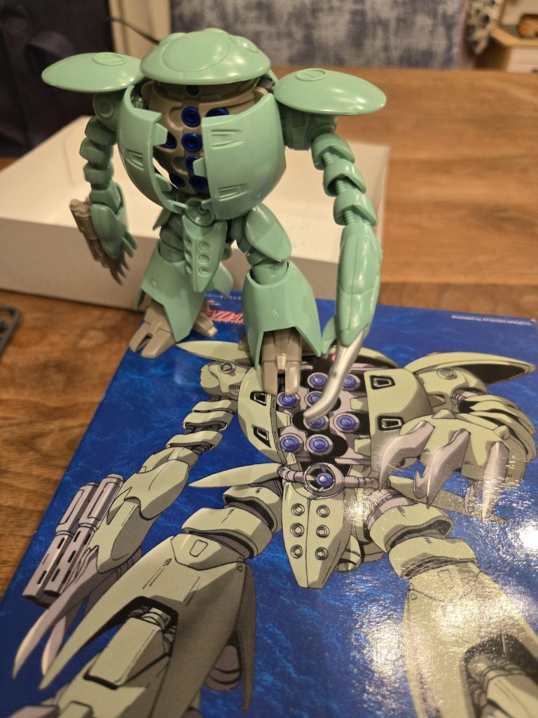 旧キットなので色分けも全然ですし可動も必要最低限といった感じ。劇中でのコミカルな動きが出来るように足と腕にポールジョイントを埋め込む手術に挑戦しました。