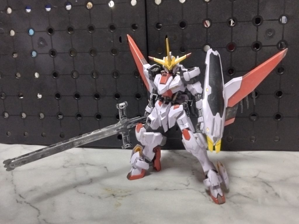 元の端白星から肩アーマーやスラスターの型が変更になり体は少しスラッとして横にシルエットが伸びました。