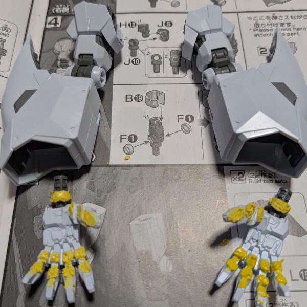 今朝。YouTubeを見ていたら作りたくなって、2021年 1月21に購入して積みプラに、なっていたクスィーガンダムを探して、製作開始して行く。胴体の部分だけで、8時間かかった。ヒケ処理やエッジ出しなどで。腰で、2時間かかった。腕、ここまで3時間かかった。脚、ここまで5時間かかった。更に、約9時間かかって仮組みが出来た。ヒケ処理等終わっている。ここから改修して行く。仮組みして、胴が短く感じた。脚も少し短いかも？何より顔は、絶対に変えたい。個体差なのか自立出来ず後に倒れる。スタビライザーを延長して、倒れ無い様に支えにしようかな。（3枚目）