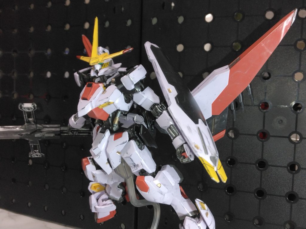 部分塗装はシリンダー、パイプラインをゴールドやシルバーで塗装。各所パネルにゴールドで色味を追加。