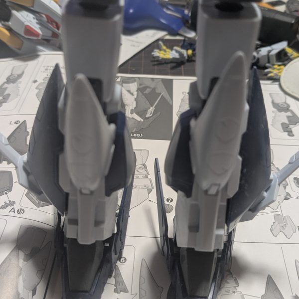 今朝。YouTubeを見ていたら作りたくなって、2021年 1月21に購入して積みプラに、なっていたクスィーガンダムを探して、製作開始して行く。胴体の部分だけで、8時間かかった。ヒケ処理やエッジ出しなどで。腰で、2時間かかった。腕、ここまで3時間かかった。脚、ここまで5時間かかった。更に、約9時間かかって仮組みが出来た。ヒケ処理等終わっている。ここから改修して行く。仮組みして、胴が短く感じた。脚も少し短いかも？何より顔は、絶対に変えたい。個体差なのか自立出来ず後に倒れる。スタビライザーを延長して、倒れ無い様に支えにしようかな。（4枚目）