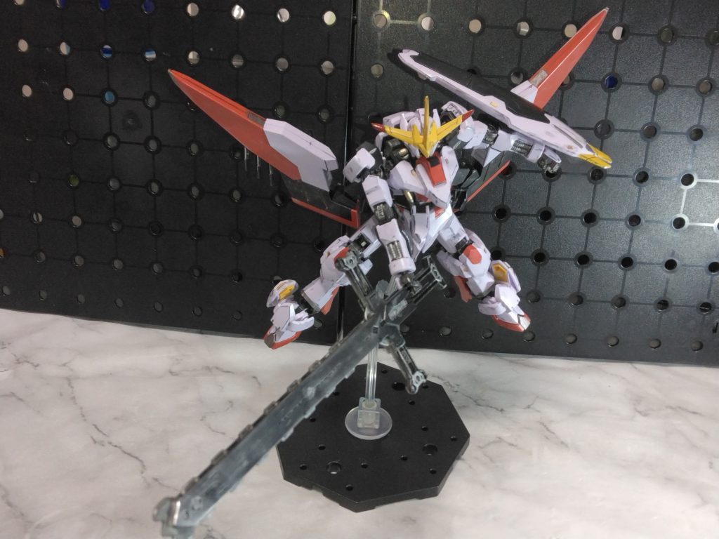 鉄血系では珍しい形のクロスメイス。長さもそこそこあるので、目を引く印象があります。片手保持のポージングは少々下がって来やすいかも。